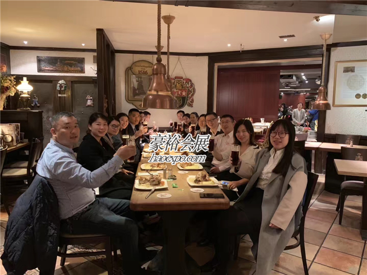 MEDICA展團(tuán)享用豬肘餐