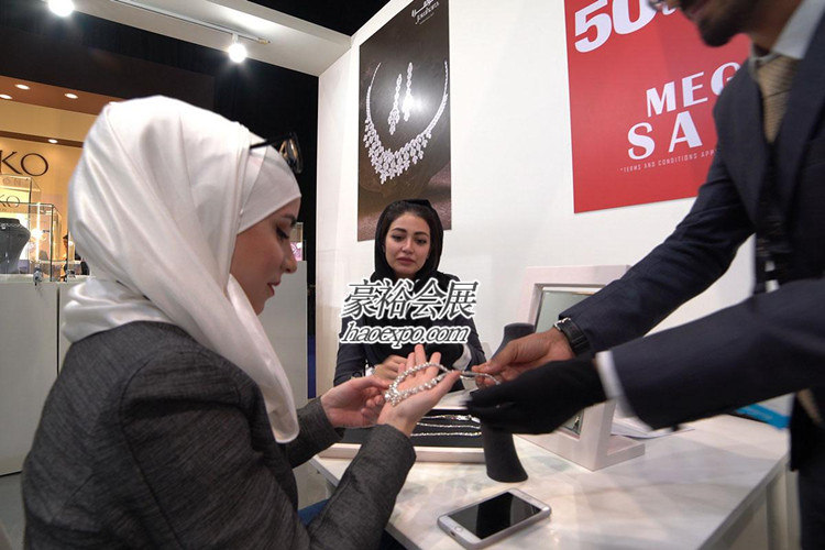 迪拜珠寶展現(xiàn)場(chǎng)展商洽談