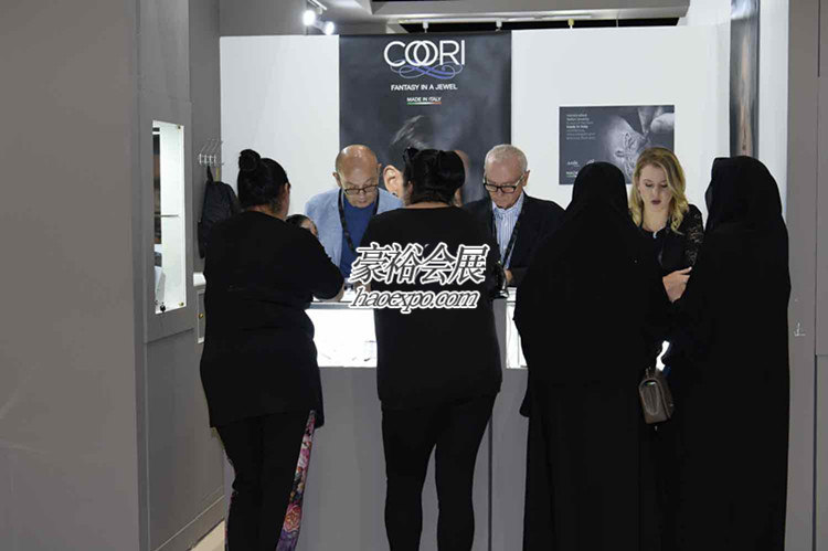 迪拜珠寶展現(xiàn)場(chǎng)展商洽談