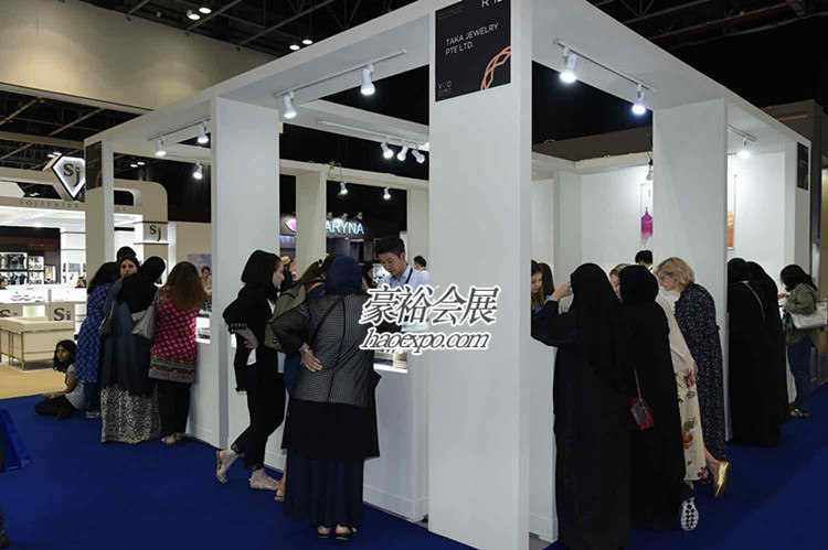 迪拜珠寶展現(xiàn)場(chǎng)展商洽談