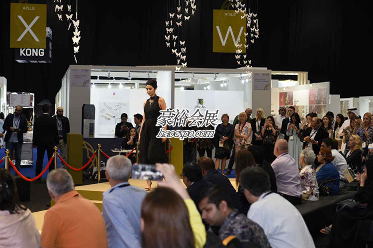 迪拜珠寶展舉行時(shí)尚秀