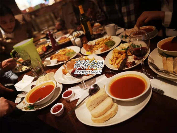 豪裕展團(tuán)品嘗英國(guó)國(guó)菜--炸魚薯?xiàng)l