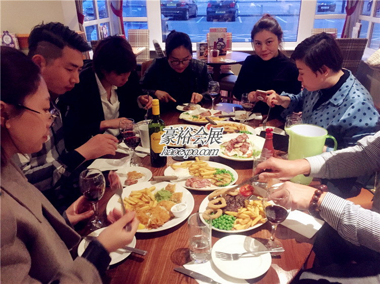 豪裕展團(tuán)品嘗英國(guó)國(guó)菜--炸魚薯?xiàng)l