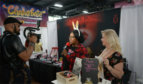 美國布魯克林成人展現(xiàn)場采訪