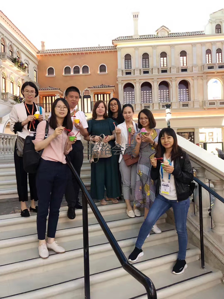 豪裕團(tuán)隊(duì)在美國(guó)珠寶鐘表展JCK現(xiàn)場(chǎng)